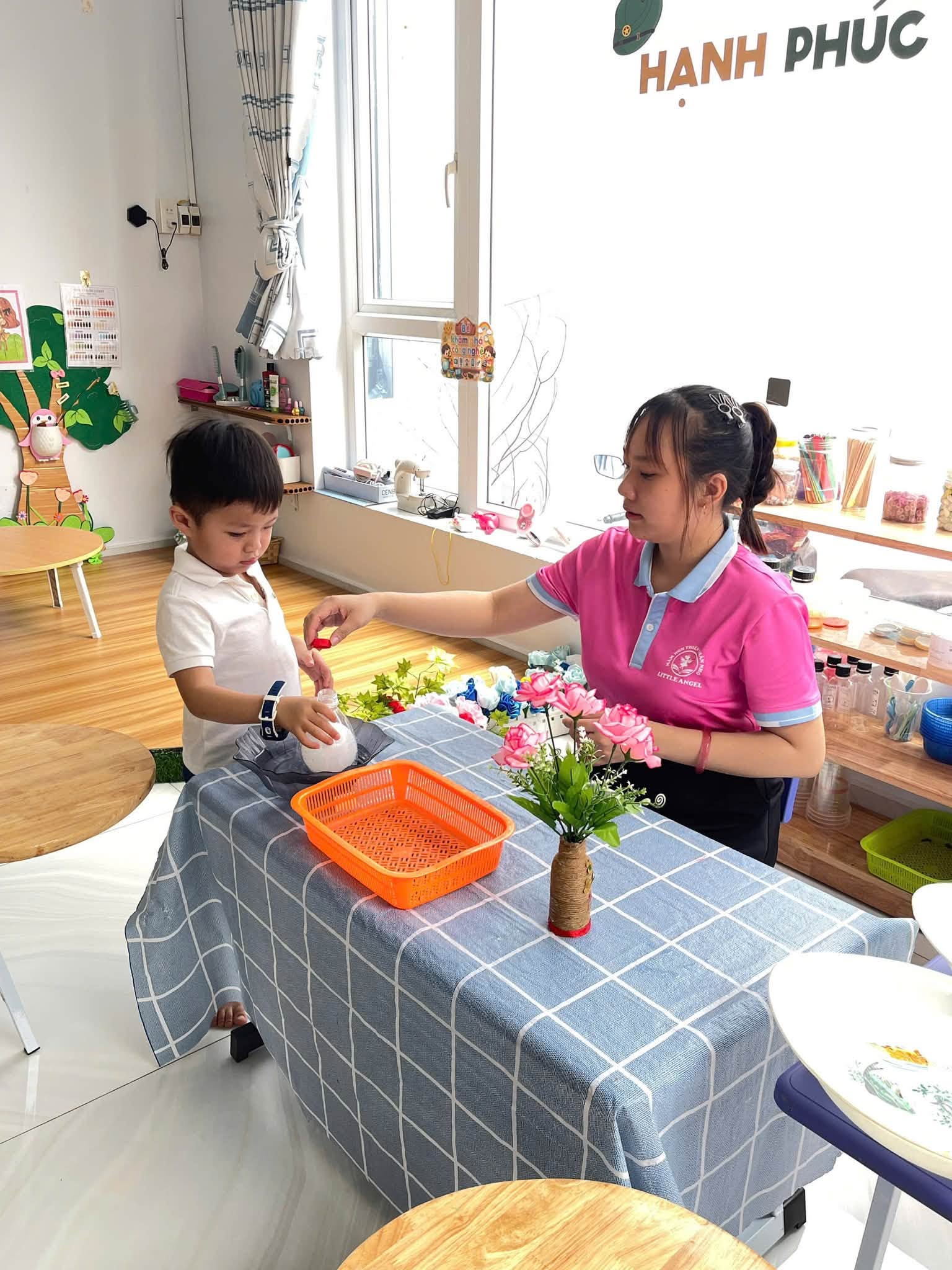 Bé quan sát và tìm những quả bóng màu sắc trong giờ học tại Little Angel Mỹ Tho