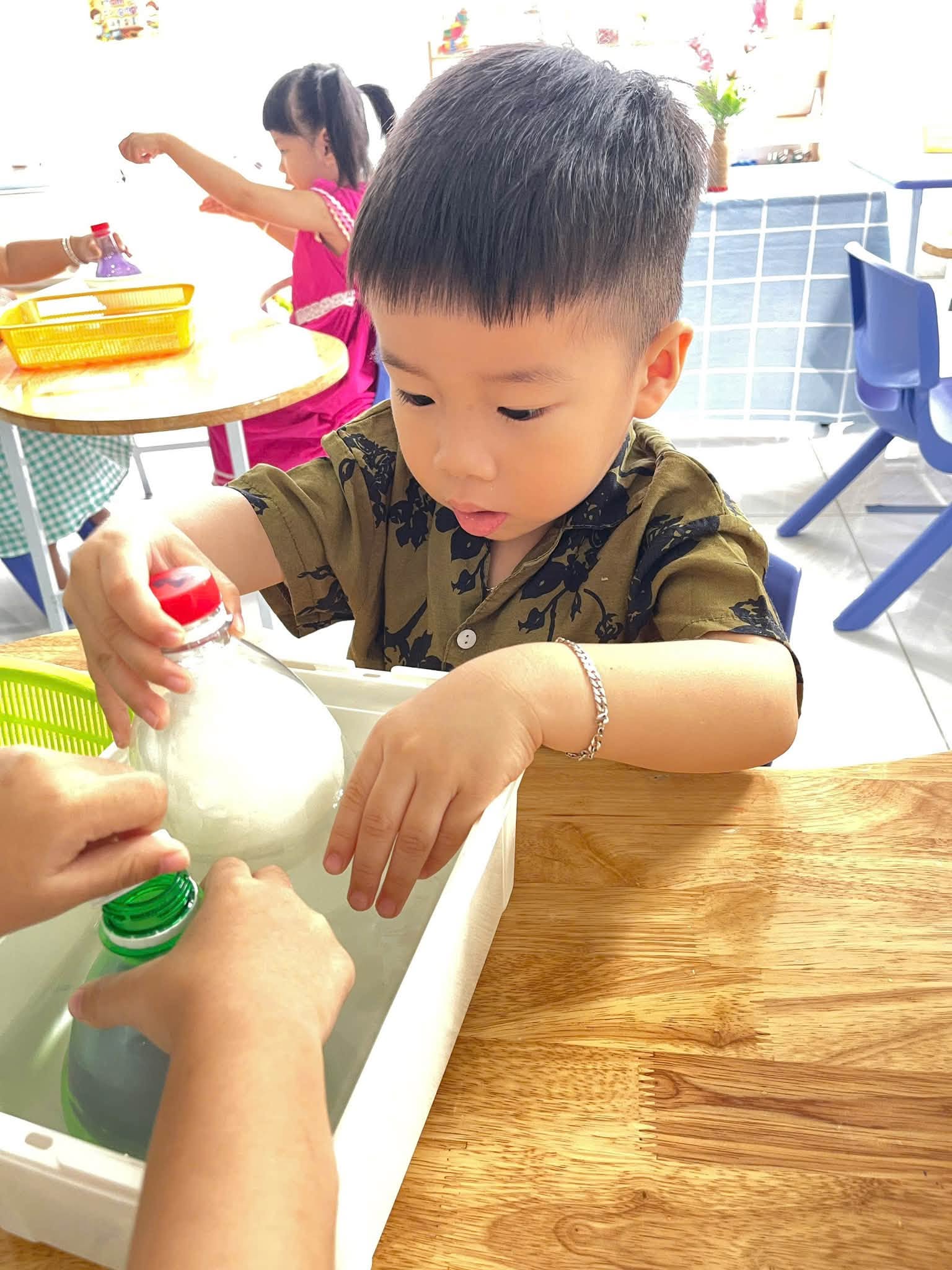 Các bé chờ đến lượt và cùng chơi với bạn tại Mầm non Little Angel