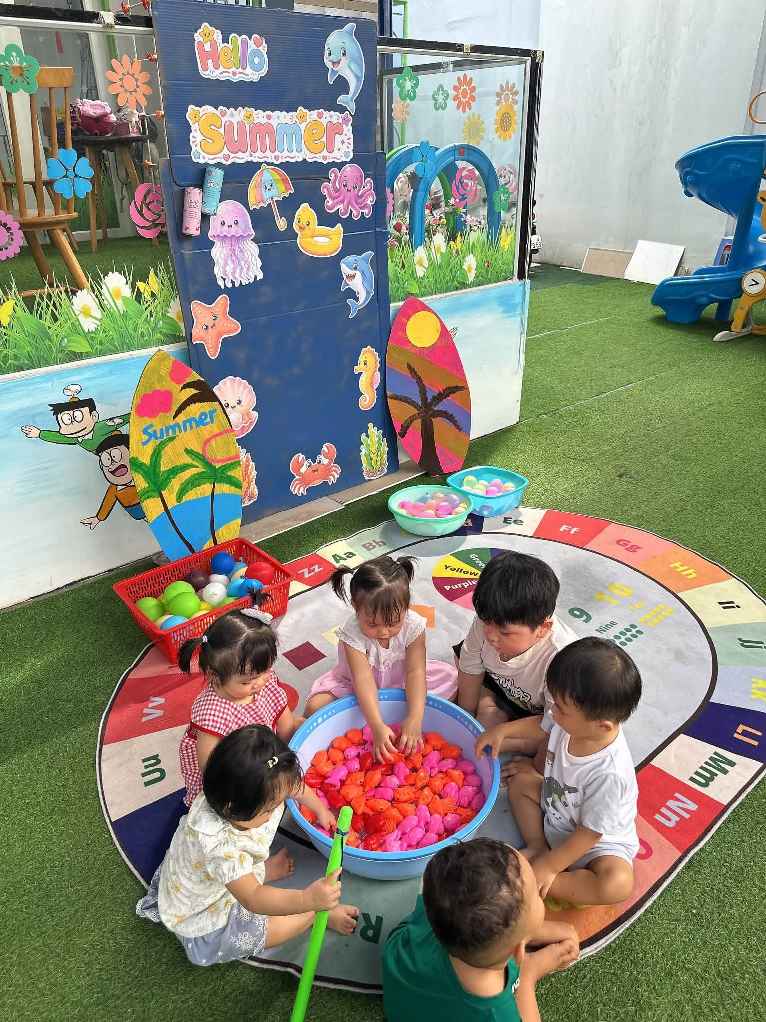 Các bé tham gia trò chơi vận động mùa hè tại trường mầm non Mỹ Tho