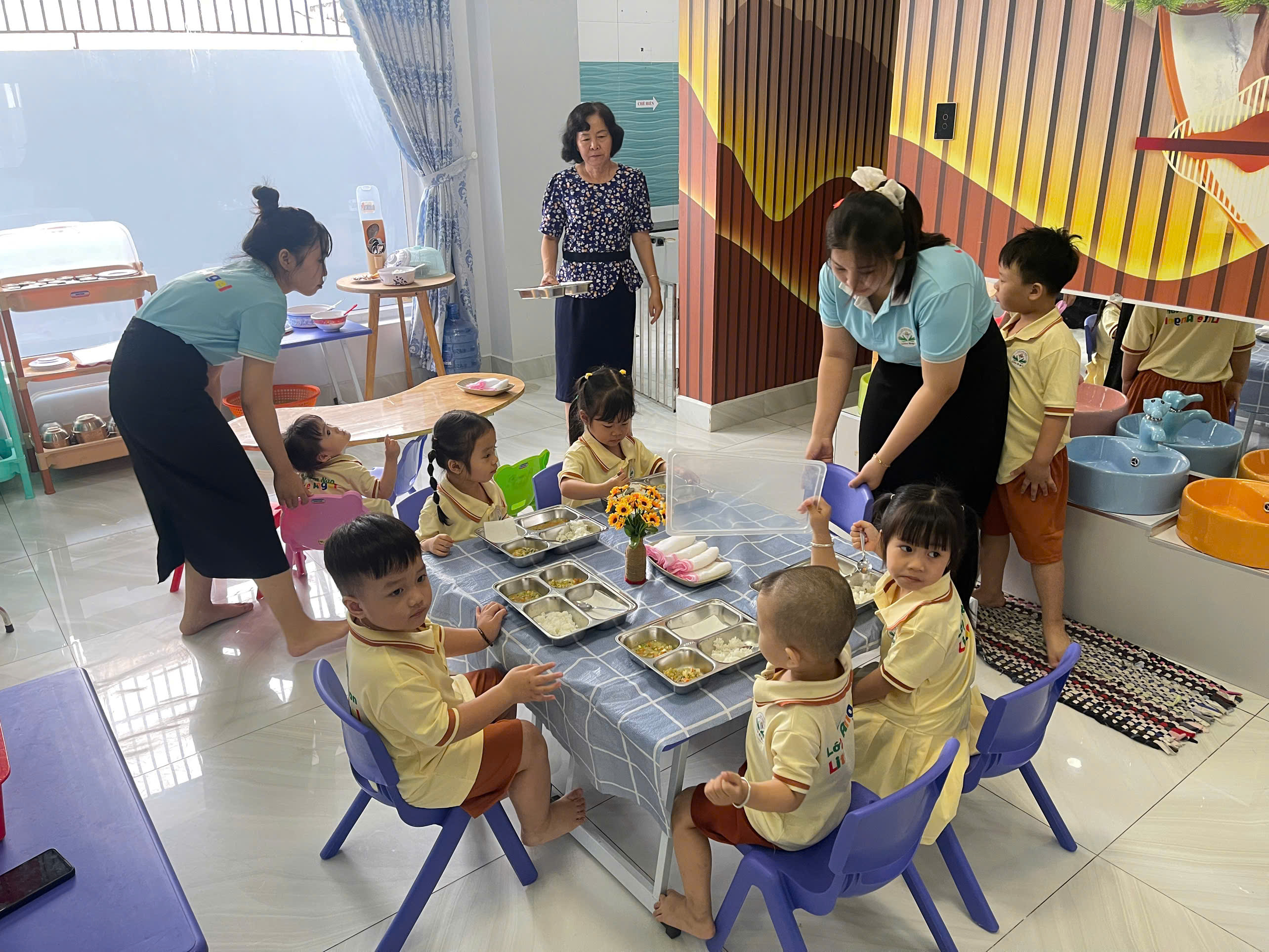 Các bé vui chơi và sinh hoạt tại Mầm non Little Angel